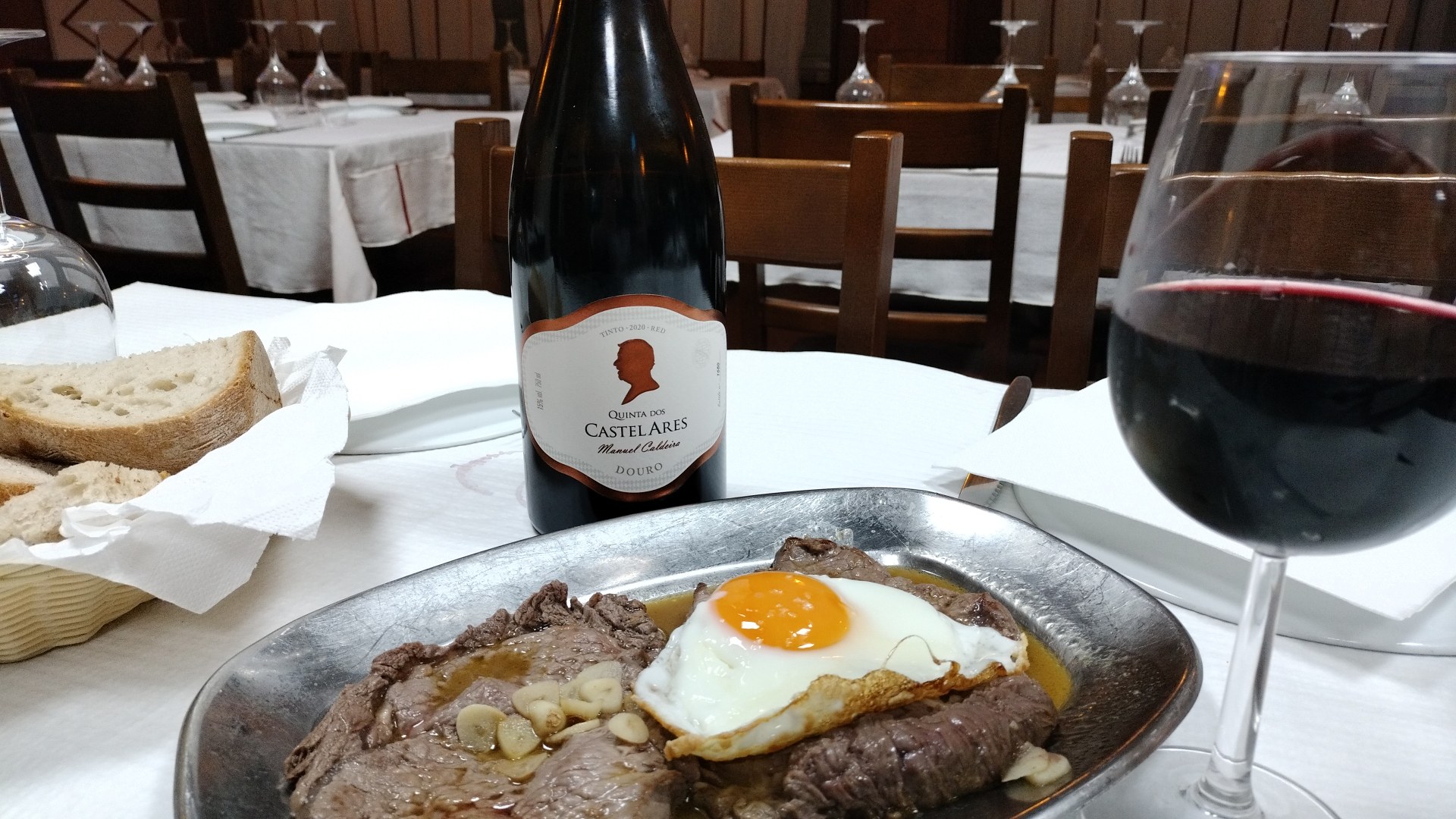 Bife á casa com ovo a cavalo